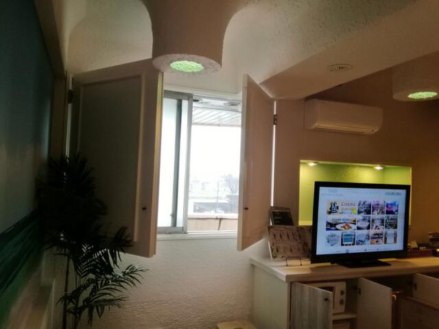 セッティングザシーン厚木(厚木市/ラブホテル)の写真『部屋からの窓です。天井は水中火山ぽいです(411号室利用21,3)』by キジ