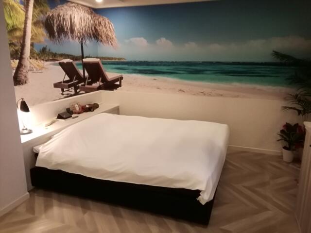 セッティングザシーン厚木(厚木市/ラブホテル)の写真『ベッドです。ビーチ風な室内です。(411号室利用21,3)』by キジ