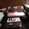 THE ATTA(豊島区/ラブホテル)の写真『201号室　ソファーとテーブル。』by なめろう