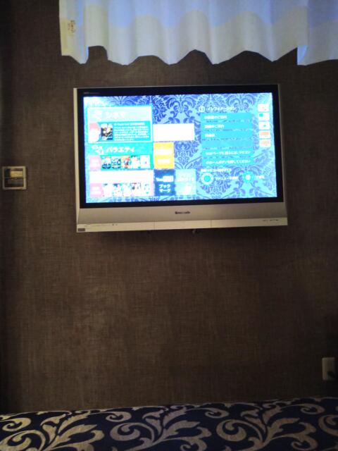 THE ATTA(豊島区/ラブホテル)の写真『201号室　ベッド足側の壁にテレビ。』by なめろう