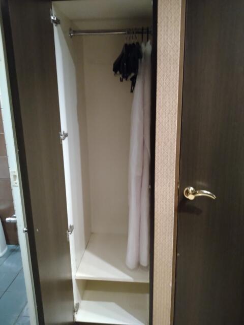 THE ATTA(豊島区/ラブホテル)の写真『201号室　バスルーム横にクローゼット。』by なめろう