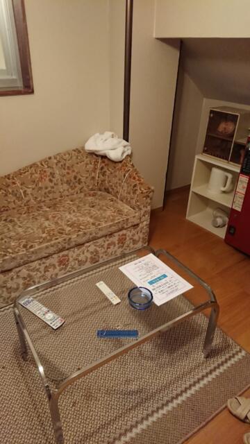 ニューヨーク(武蔵野市/ラブホテル)の写真『301号室、ソファーとテーブル』by ビデ三郎
