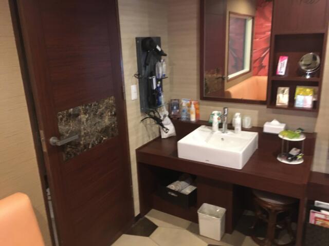 閉店？したホテル(ID:144197)(台東区/ラブホテル)の写真『251号室洗面台。ソファの脇にあるので立ちバックにどうぞ』by まきすけ