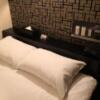 池袋グランドホテル(豊島区/ラブホテル)の写真『504号室ベッド枕周辺』by カモメの民兵さん