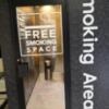 池袋グランドホテル(豊島区/ラブホテル)の写真『1階喫煙室入口ドア』by カモメの民兵さん