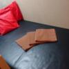レンタルルームm2(大田区/ラブホテル)の写真『12号室 ベッド全景(ビニールなのでタオルを敷かないと辛いです)』by 舐めたろう