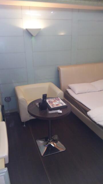 ホテルスマイル(豊島区/ラブホテル)の写真『401号室（テーブル・ソファ）』by マーシ