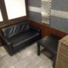 池袋パークサイドホテル(豊島区/ラブホテル)の写真『206号室 ソファーとテーブル』by なめろう