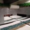 池袋パークサイドホテル(豊島区/ラブホテル)の写真『206号室 ベッド足元壁の上部にエアコン』by なめろう