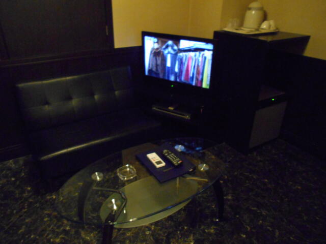 キャメルイン(立川市/ラブホテル)の写真『112号室、テーブルとソファー、テレビなど』by もんが～