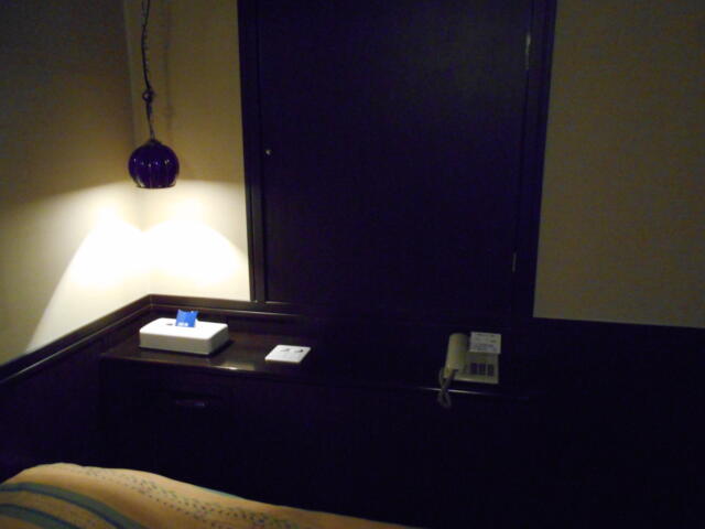 キャメルイン(立川市/ラブホテル)の写真『112号室、ベッドサイド』by もんが～