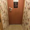 新宿ジャルディーノ(新宿区/ラブホテル)の写真『301号室の玄関』by 少佐
