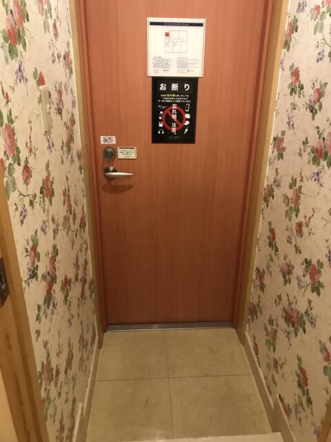 新宿ジャルディーノ(新宿区/ラブホテル)の写真『301号室の玄関』by 少佐