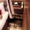 HOTEL Petit Bali 新宿三丁目店(プティバリ）(新宿区/ラブホテル)の写真『ベッド脇にちっちゃな机と椅子が。(402号室利用21,4)』by キジ