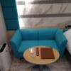 HOTEL P-DOOR（ホテルピードア）(台東区/ラブホテル)の写真『401号室 ベッド横のソファーとテーブル、空気清浄機』by なめろう