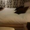 ホテル ウォーターゲート相模原(相模原市/ラブホテル)の写真『306号室　ベッド（部屋が狭いからベッド全体を映せないです）』by 市