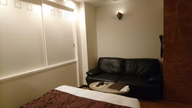 ホテル リンデン 湯島(文京区/ラブホテル)の写真『307号室（部屋奥からベッドゾーン横方向）』by 格付屋