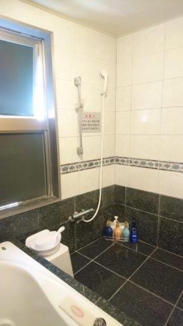 ホテル リンデン 湯島(文京区/ラブホテル)の写真『307号室（浴室シャワー部分。スライド固定式併用。シャワーヘッドは壁向き）』by 格付屋