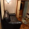 ペリカン(渋谷区/ラブホテル)の写真『501号室のソファー。大きくて重厚。ベッドルームとは仕切られています。』by angler
