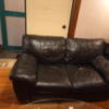 ペリカン(渋谷区/ラブホテル)の写真『501号室のソファー。大きくて重厚。後ろが入り口。右に電子レンジと持ち込み用冷蔵庫。』by angler