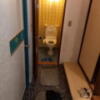 ペリカン(渋谷区/ラブホテル)の写真『501号室のトイレ。くつぬぎからすぐ左側にあります。』by angler