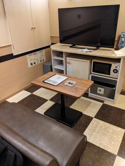 ホテル シーズン(新宿区/ラブホテル)の写真『201号室、机、ソファー、テレビ』by 爽やかエロリーマン