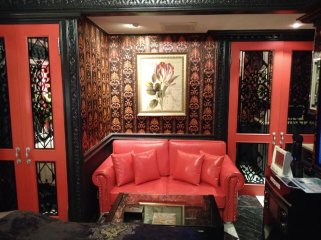 HOTEL ALL-INN G（オールインジー）(豊島区/ラブホテル)の写真『401号室 ソファーとテーブル。右の赤い扉を開けると窓。』by なめろう