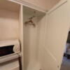 ペリカン(渋谷区/ラブホテル)の写真『503号室のクローゼット、冷蔵庫、レンジ』by angler