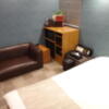 HOTEL ENJU 別邸万華(台東区/ラブホテル)の写真『203号室 ベッド奥からソファ』by Plumper