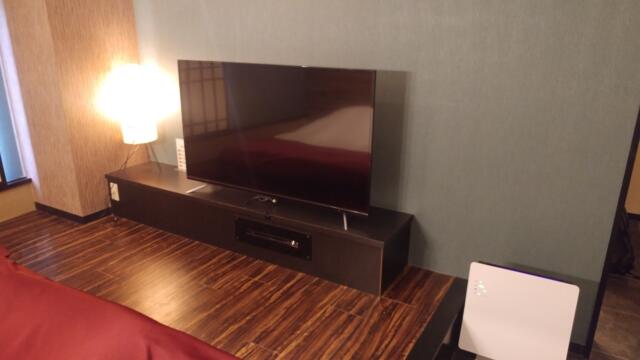 HOTEL GOLD(ホテル ゴールド)(川崎市川崎区/ラブホテル)の写真『403号室　大型TV＆空気清浄機』by 来栖