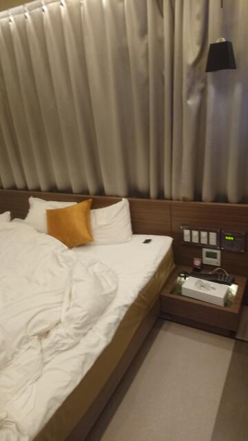 ガネーシャ(豊島区/ラブホテル)の写真『306号室、ベッド。右下がコントローラ』by ビデ三郎