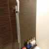 HOTEL schall（シャール）(台東区/ラブホテル)の写真『301号室（シャワー部分。スライド固定式でヘッドは壁向き）』by 格付屋