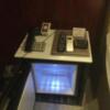 Hotel Queen(クィーン)(豊島区/ラブホテル)の写真『305号室 ミニテーブルと持ち込み用冷蔵庫』by ACB48