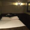 池袋グランドホテル(豊島区/ラブホテル)の写真『404号室 TV側からベッド方向を見た室内』by ACB48