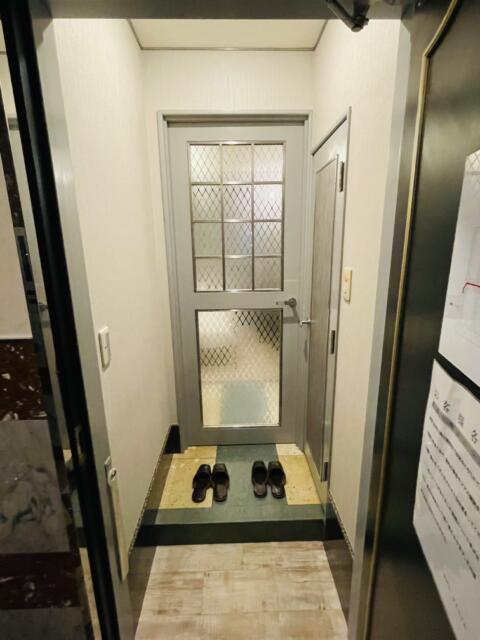 クリスタル１・２(台東区/ラブホテル)の写真『705号室の玄関』by miffy.GTI