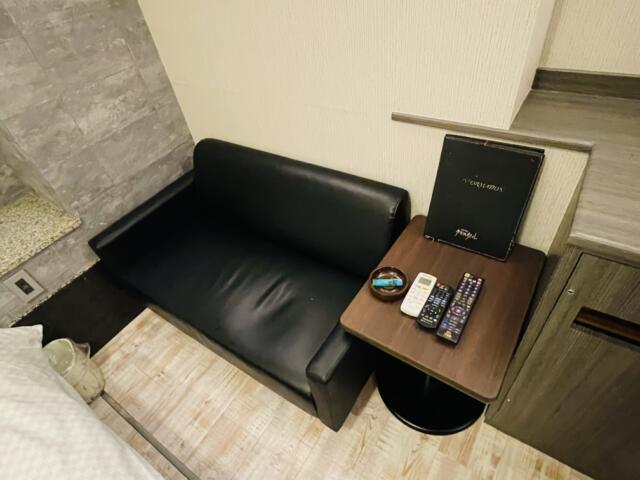 クリスタル１・２(台東区/ラブホテル)の写真『705号室のソファーとテーブル』by miffy.GTI