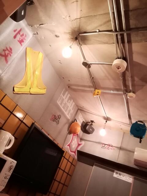愛愛賓館(アイアイヒンカン)(横浜市栄区/ラブホテル)の写真『工事現場の様な内装です。(407号室利用21,4)』by キジ