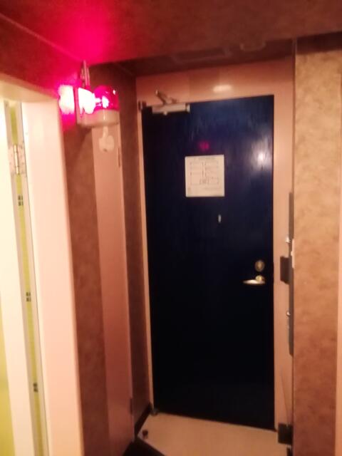 愛愛賓館(アイアイヒンカン)(横浜市栄区/ラブホテル)の写真『玄関の中に赤色灯が。目障りです。(407号室利用21,4)』by キジ