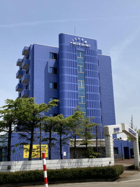 HOTEL BLUE MOON（ブルームーン）(射水市/ラブホテル)の写真『昼の外観』by まさおJリーグカレーよ