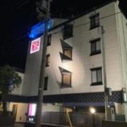 HOTEL Roseberry(ローズベリー）(金沢市/ラブホテル)の写真『夜の外観』by まさおJリーグカレーよ