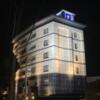 HOTEL AMARIS&HIP（アマリスアンドヒップ）(金沢市/ラブホテル)の写真『夜の外観』by まさおJリーグカレーよ