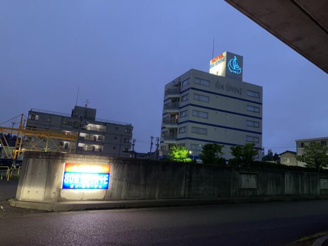 HOTEL BON VOYAGE（ボンボヤージュ）(内灘町/ラブホテル)の写真『夜の外観』by まさおJリーグカレーよ