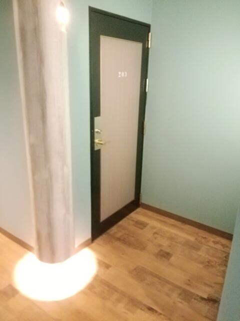 ホテル 星・星・星(キラキラボシ)(横須賀市/ラブホテル)の写真『部屋の入口です。(203号室利用21,5)』by キジ