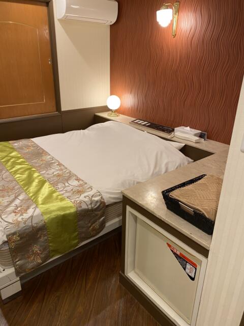 HOTEL R&N（レストアンドネスト）(蕨市/ラブホテル)の写真『206号室(左手前から奥)』by こねほ