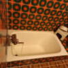 ペリカン(渋谷区/ラブホテル)の写真『203号室浴槽　経年劣化がみられる。タイルの趣味も、(^_^ゞ』by angler