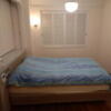 ペリカン(渋谷区/ラブホテル)の写真『203号室のベッドまわり　枕元に照明があると良いのだが。』by angler