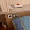 ペリカン(渋谷区/ラブホテル)の写真『203号室の枕元　ティッシュ　ゴム　電話』by angler