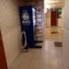 ペリカン(渋谷区/ラブホテル)の写真『2階廊下　自動販売機　掃除機(^_^ゞ』by angler