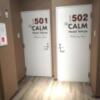The calm hotel tokyo GOTANDA(品川区/ラブホテル)の写真『館内廊下と部屋の扉。スタイリッシュなデザインで、部屋番号がわかりやすい。』by 愛だけでできている
