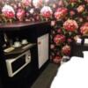 FABULOUS(ファビュラス)(立川市/ラブホテル)の写真『406号室 ベッド横には冷蔵庫とレンジ』by どらねこどらどら